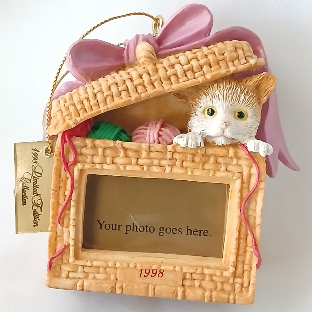 Christmas Collectibles Cat in Wicker Basket Photo Frame Tree  Ornament